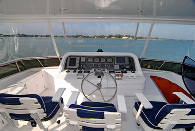Yacht Acquaviva flybridge helm