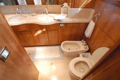 Yacht Acquaviva master bathroom
