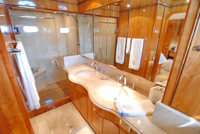 Yacht Acquaviva master bathroom