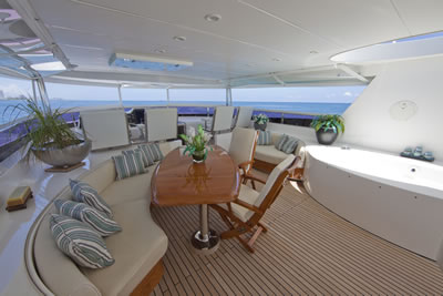 Diamond Girl flybridge dining and jacuzzi