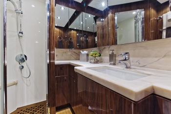 Gigi II guest bathroom