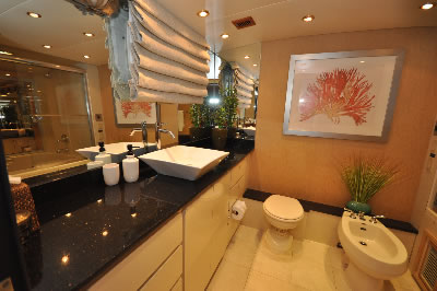 Yacht Golden Girl master bathroom