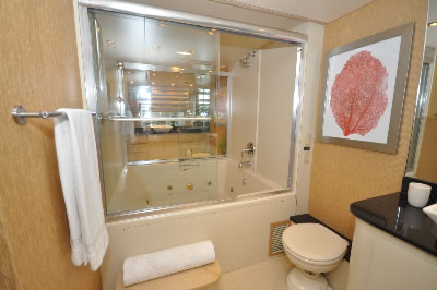 Yacht Golden Girl master jacuzzi