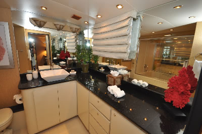 Yacht Golden Girl master bathroom