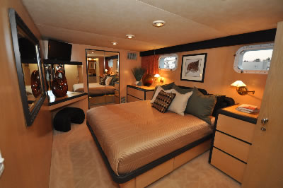 Yacht Golden Girl queen stateroom