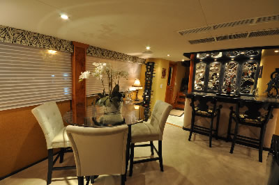 Yacht Golden Girl dining