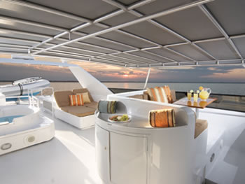 Independence 2 flybridge and jacuzzi