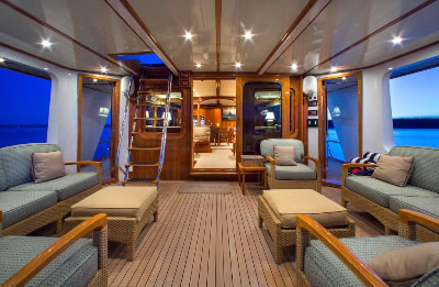 Yacht Tumblehome aft deck