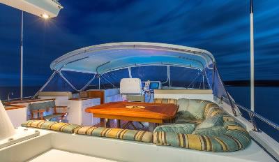 Yacht Tumblehome flybridge dining