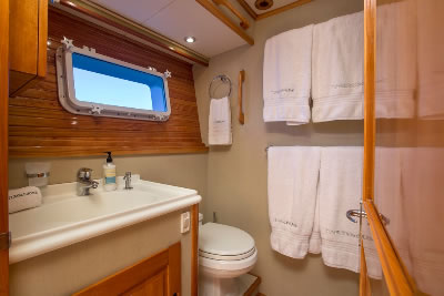 Yacht Tumblehome guest bathroom 