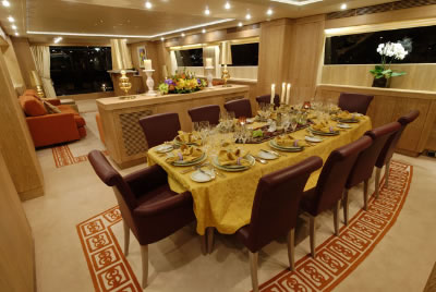 Gladius dining