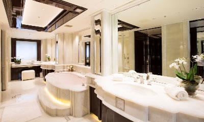 Yacht Illusion V master bathroom