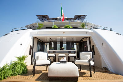 Yacht Illusion V beach club